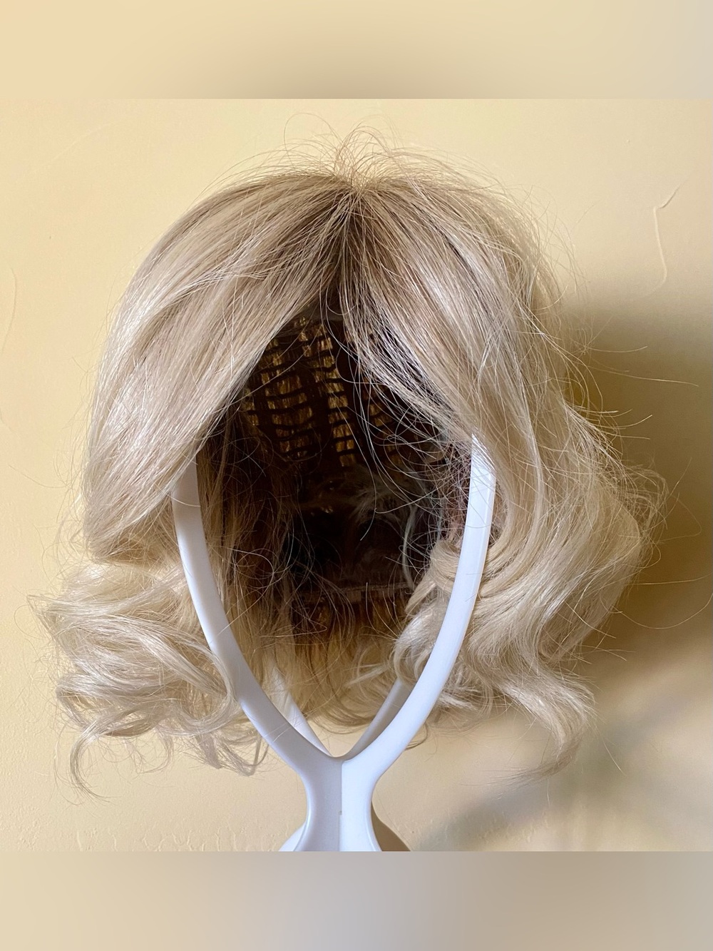 Blonde Short Wavy Synthetic Wig - Natural Light Blonde